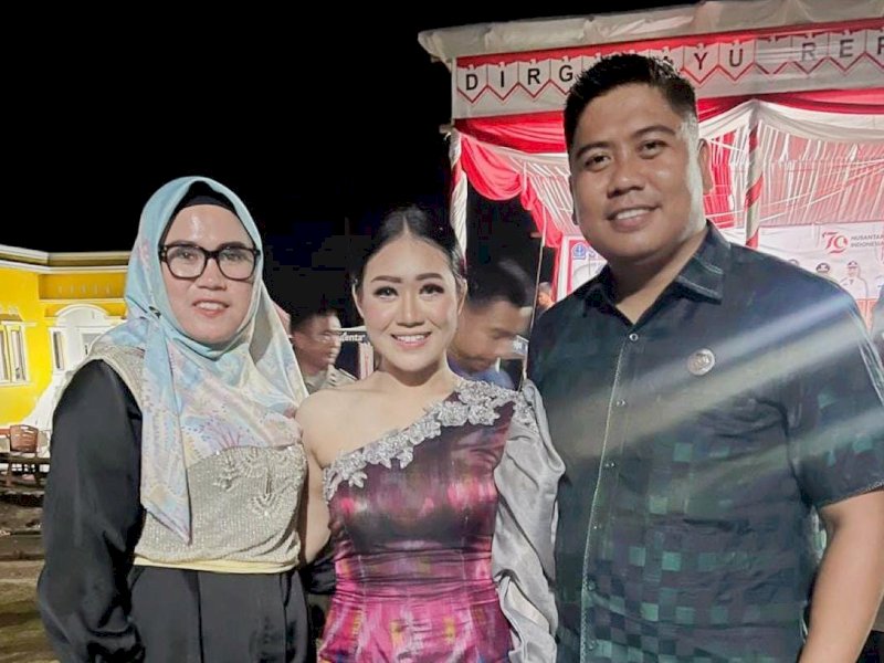 Lydia D'Academy (tengah) seusai memeriahkan malam puncak perayaan HUT RI di Kecamatan Bengo. (Foto: AA/PM)