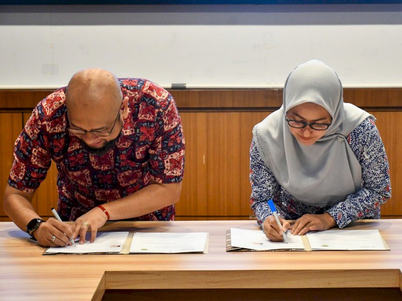 Bupati Luwu Utara, Indah Putri Indriani dan Direktur Rainforest Alliance Indonesia, Putra Agung menandatangani MoU dan SPK 