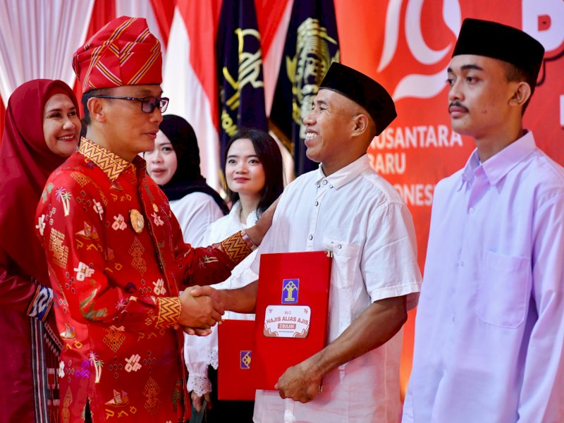 Pj Gubernur Sulsel, Prof Zudan Arif Fakrulloh secara simbolis memberikan SK remisi. (Foto: IST)