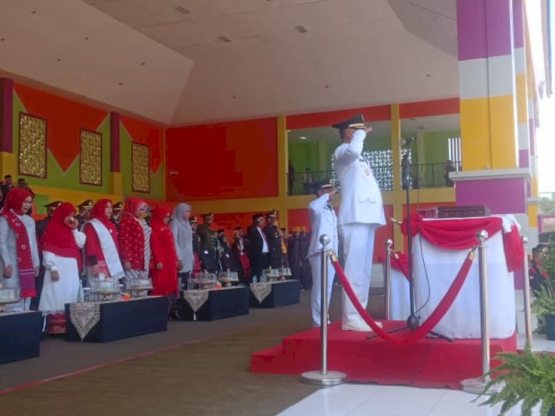 Pj Bupati Enrekang, H Baba menjadi Inspektur Upacara HUT RI ke-79 di Lapangan Abubakar Lambogo Batili, Enrekang. (Foto: IST)