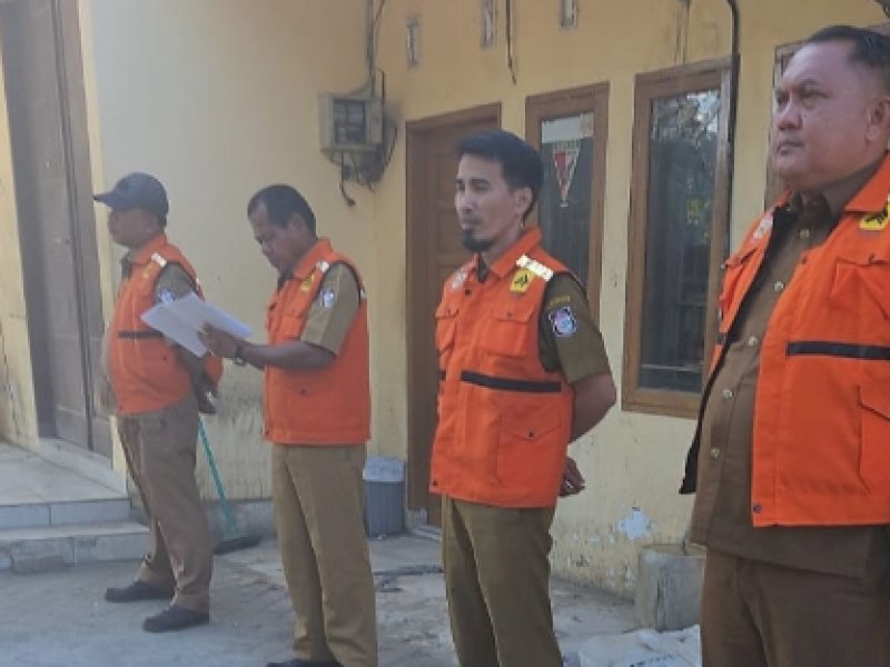 Kabid PSDA PU Makassar, Luqman Sau (kedua dari kanan) dan PPTK Satgas Drainase (pertama dari kanan) sedang memeriksa kesiapan personil, Selasa (20/08/2024). (Foto: IST)