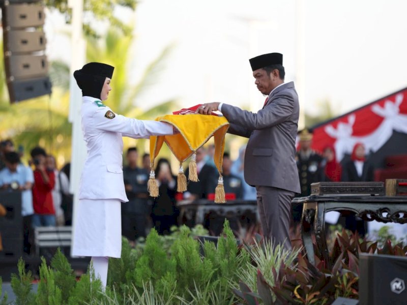 Pj Sekda Makassar Bertindak Sebagai Inspektur Upacara Penurunan Bendera HUT RI Ke 79
