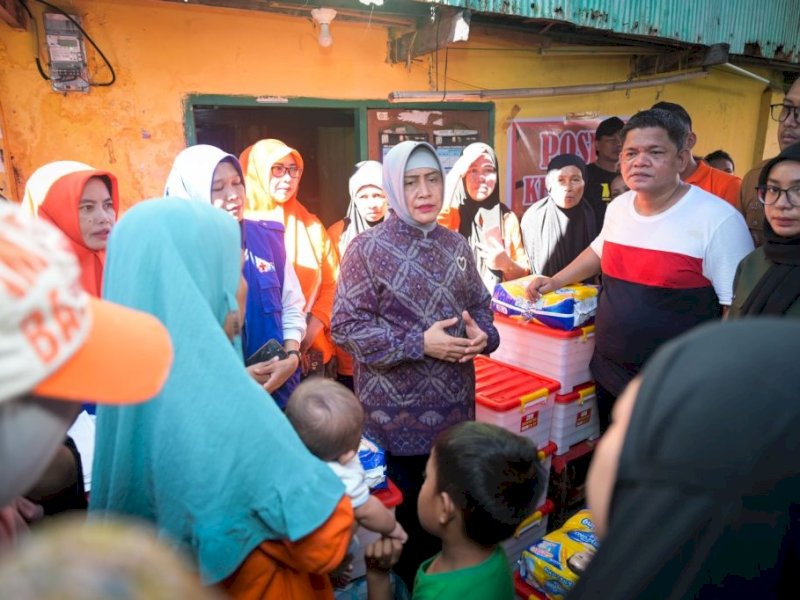 Indira Yusuf Ismail Salurkan Bantuan Kepada Korban Kebakaran di Maccini Gusung