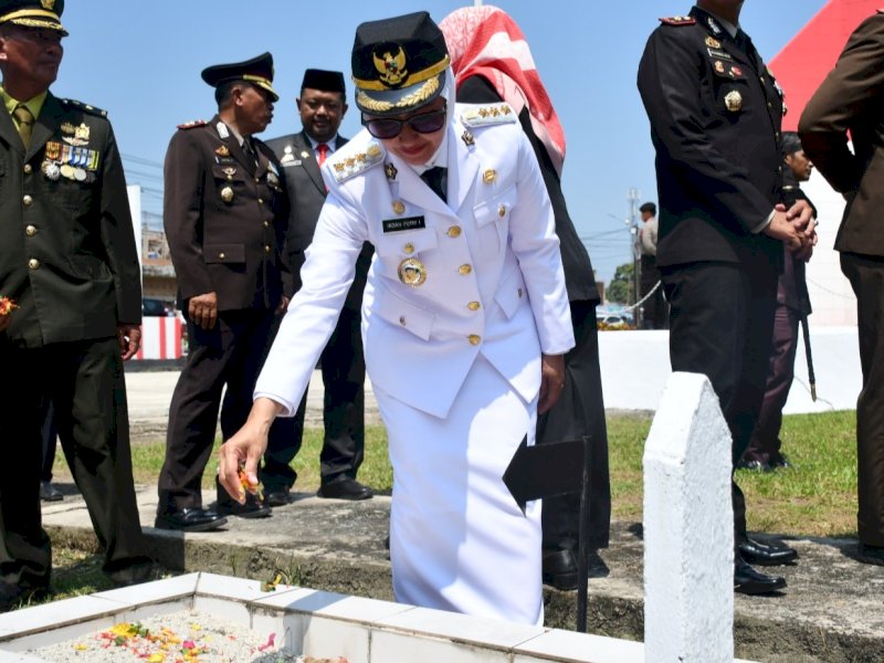 Bupati Luwu Utara, Indah Putri Indriani sedang berziarah di Taman Makan Pahlawan Masamba, Sabtu (17/08/2024). (Foto: IST)