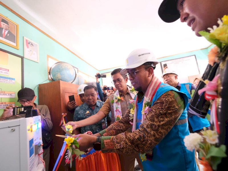 Penyalaan listrik warga tiga pulau di Pangkep secara simbolis, Selasa (20/08/2024). (Foto: IST)