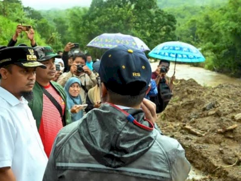 Andi Sudirman Sulaiman turun langsung pantau bencana saat masih menjabat Gubernur Sulsel. (Foto: IST)