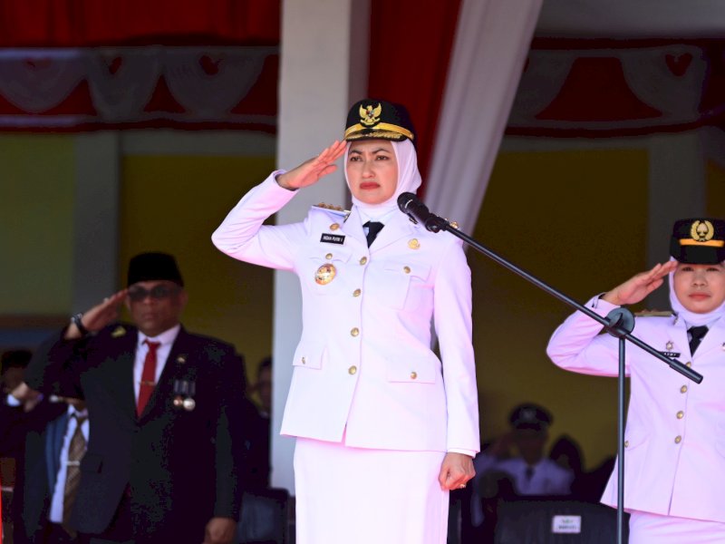 indah Putri Indriani memimpin upacara HUT RI terakhir sebagai Bupati Luwu Utara, Sabtu (17/08/2024). (Foto: IST)