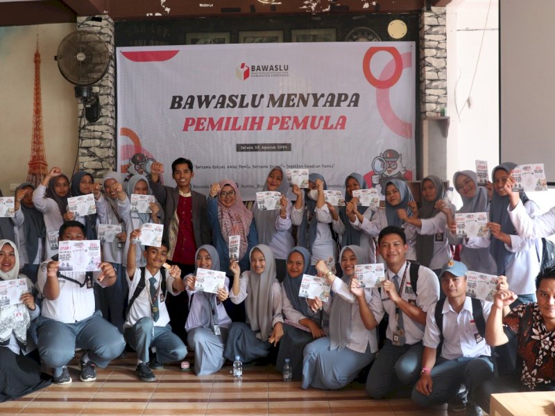 Kegiatan Bawaslu Menyapa Pemilih Pemula di Cafe Galuh, Kecamatan Anggeraja, Kabupaten Enrekang, Selasa (20/08/2024). (Foto: IST)