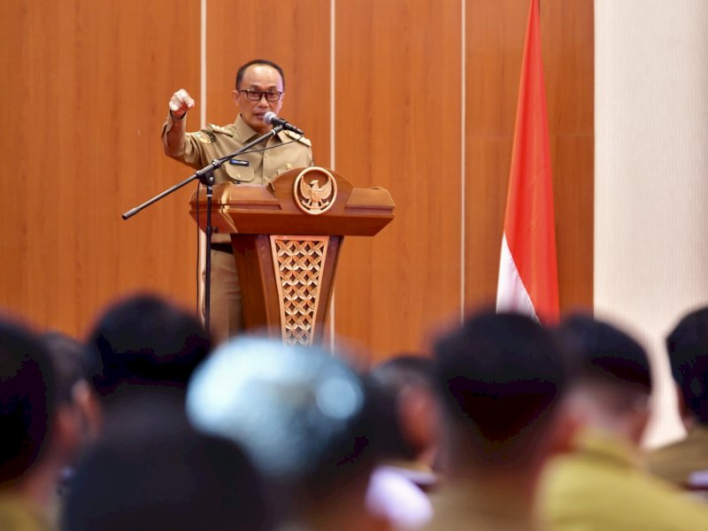 Pj Gubernur Sulsel, Prof Zudan Arif Fakrulloh memberikan sambutannya sebelum menyerahkan SK Pamong Praja Muda Lulusan IPDN Angkatan XXXI Tahun 2024 di Aula Tudang Sipulung, Rumah Jabatan Gubernur Sulsel, Selasa, (20/08/2024). (Foto: IST)