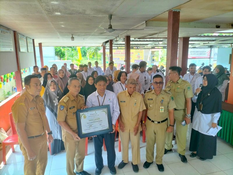 Kepala Desa Lapapa menerima piagam pencanangan Desa Cantik, Selasa (20/08/2024). (Foto: IST)
