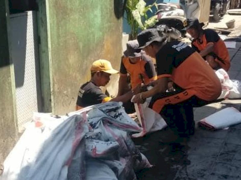 Tim Satgas Drainase Dinas PU Makassar sedang melakukan pengerukan sedimen di Kelurahan Pannampu, Rabu (21/08/2024). (Foto: IST)
