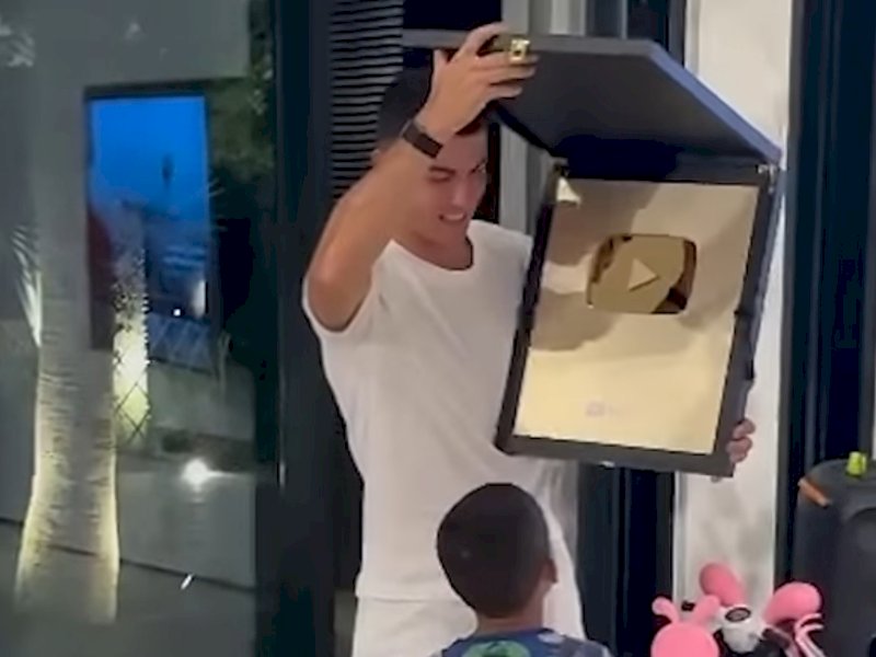Cuplikan video Cristiano Ronaldo memperlihatkan gold play button yang didapatkan dari YouTube dan diunggah di channel miliknya, Kamis (22/08/2024). (Foto: IST)