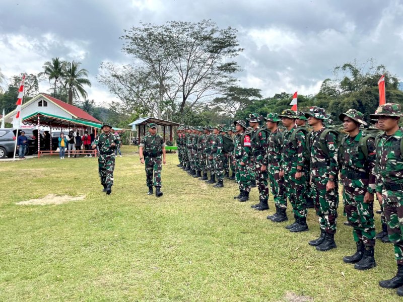 Kasdivif 3 Kostrad, Brigjen TNI Wulang Nur Yudhanto menutup langsung kegiatan TMMD ke-121 di di Lapangan Upacara SDN 8 Rantetayo, Kamis (22/08/2024)(Foto: IST)