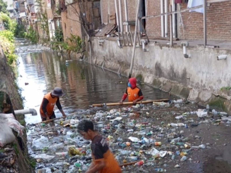 Tim Paritta' tengah membersihkan saluran sekunder di jalan Gunung Tinggi Mae, Kamis (22/08/2024). (Foto: IST