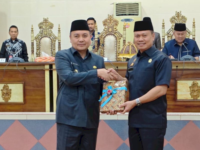 Pj Bupati Wajo, Andi Bataralifu (sebelah kiri) menyerahkan secara langsung Ranperda perubahan APBD 2024 kepada Ketua DPRD Wajo, Andi Alauddin Palaguna, Jumat (23/08/2023).(Foto: IST)