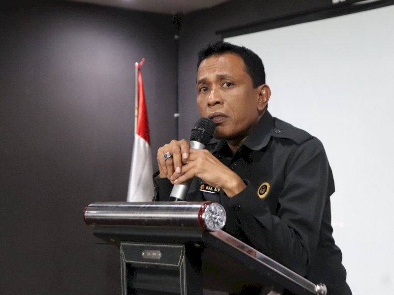 Ketua Bawaslu Kabupaten Bone, Alwi saat memberikan lima imbauan kepada KPU Kabupaten Bone, Jumat (23/08/3034). (Foto: IST)