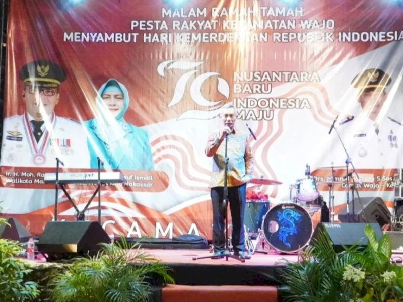 Camat Wajo, Nimrod Sembe saat memberikan kata sambutannya pada perayaan Pesta Rakyat. (Foto: IST)