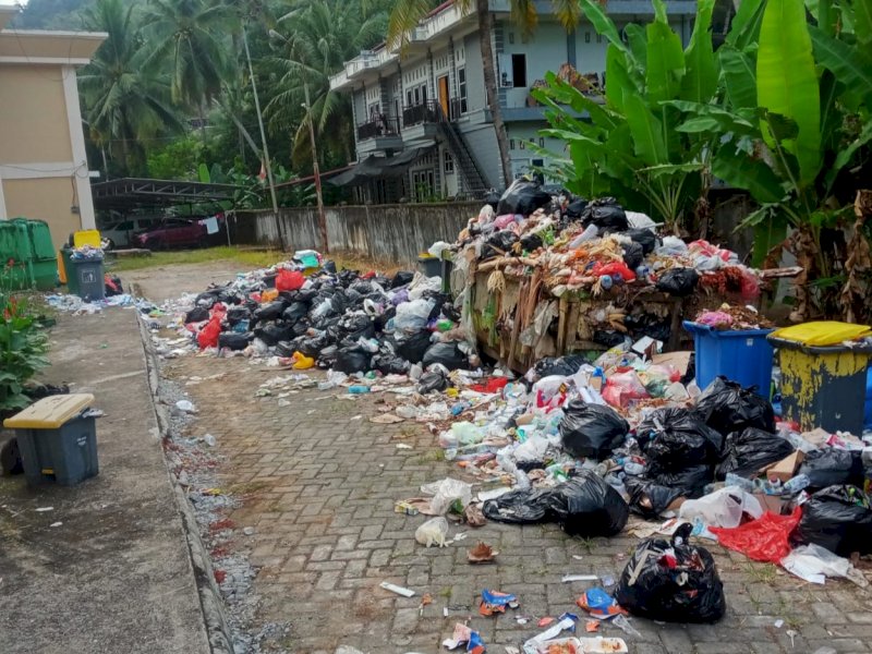 Tumpukan sampah selama seminggu tak diangkut petugas DLH Enrekang. (Foto: RL/PM)