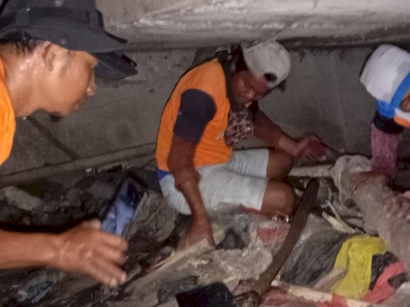 Tim Paritta' Dinas PU Makassar masuk ke dalam saluran sekunder membersihkan tumpukan sampah.