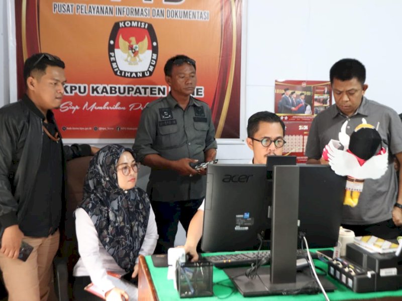 Bawaslu Bone saat melakukan pengawasan di KPU Bone. (Foto: IST)