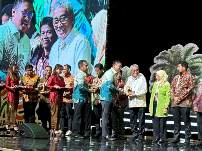 Pj Gubernur Sulsel Zudan Arif Fakhrulloh meraih penghargaan Anugerah Perkebunan Indonesia 2024.