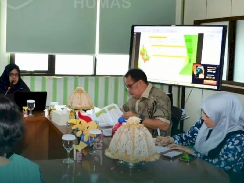 Wabup Maros, Suhartina Bohari memimpin langsung rapat kajian akademik pembentukan UPTD pengelolaan limbah domestik. (Foto: IST)