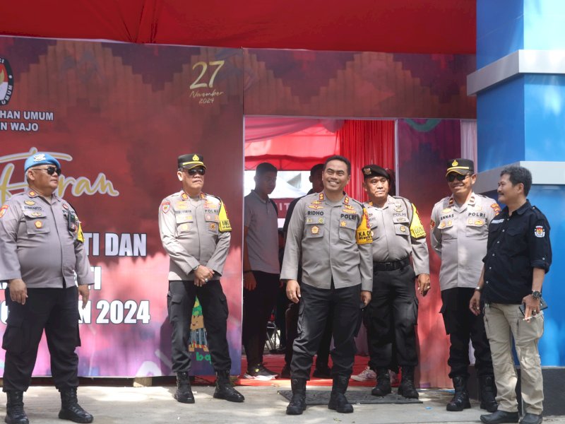 Kapolres Wajo, AKBP Mohammad Rosid Ridho saat mengunjungi KPU Wajo. (Foto: IST)