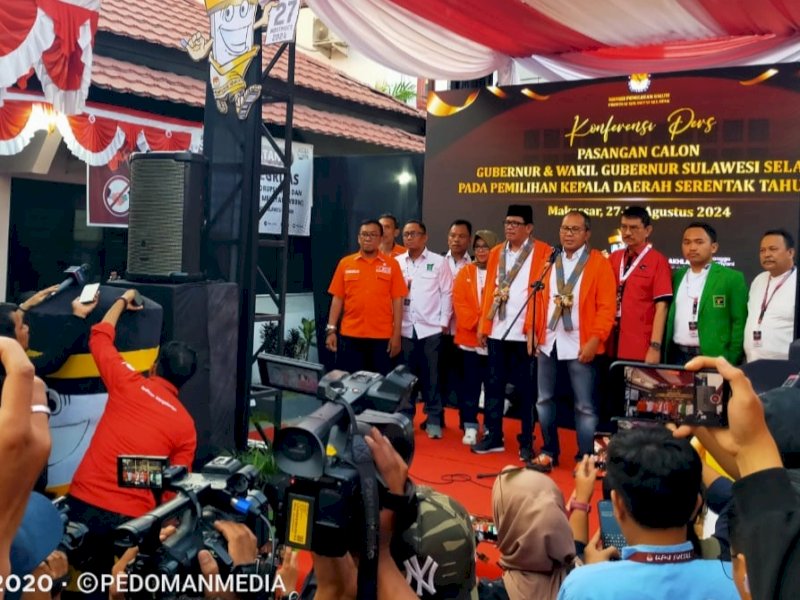 Pasangan bakal calon Gubernur dan Wakil Gubernur Sulsel, Moh. Ramdhan Pomanto (Danny) dan Azhar Arsyad (DIA) memberikan pernyataan seusai mendaftar, Kamis (29/8/2024). (Foto: NS/PM)