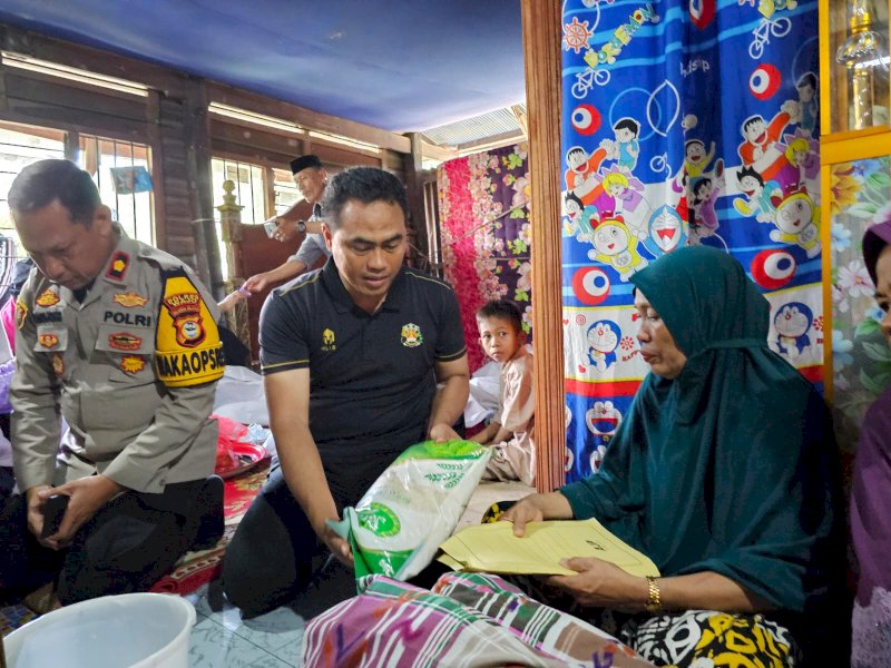 Kapolres Wajo, AKBP Muhammad Rosid Ridho saat mengunjungi rumah duka korban pembunuhan di Kecamatan Gilireng, Jumat (30/8/2024). (Foto: IST)