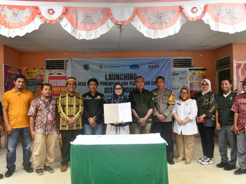 Bupati Lutr, Indah Putri Indriani meresmikan Desa Dandang sebagai Desa Ramah Perempuan dan Peduli Anak, Jumat (30/8/2024). 