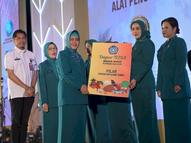 Ketua TP PKK Kota Makassar, Indira Yusuf Ismail, secara simbolis menyerahkan bantuan alat penunjang 10 Program Pokok PKK