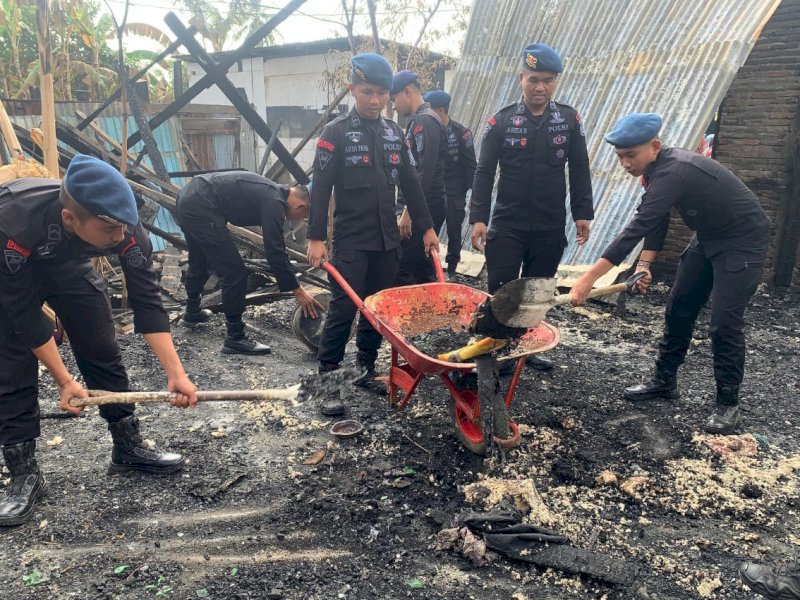 Brimob Bone membantu masyarakat yang terkena dampak kebakaran membersihkan sisa-sisa puing di Tibojong. (Foto: IST)
