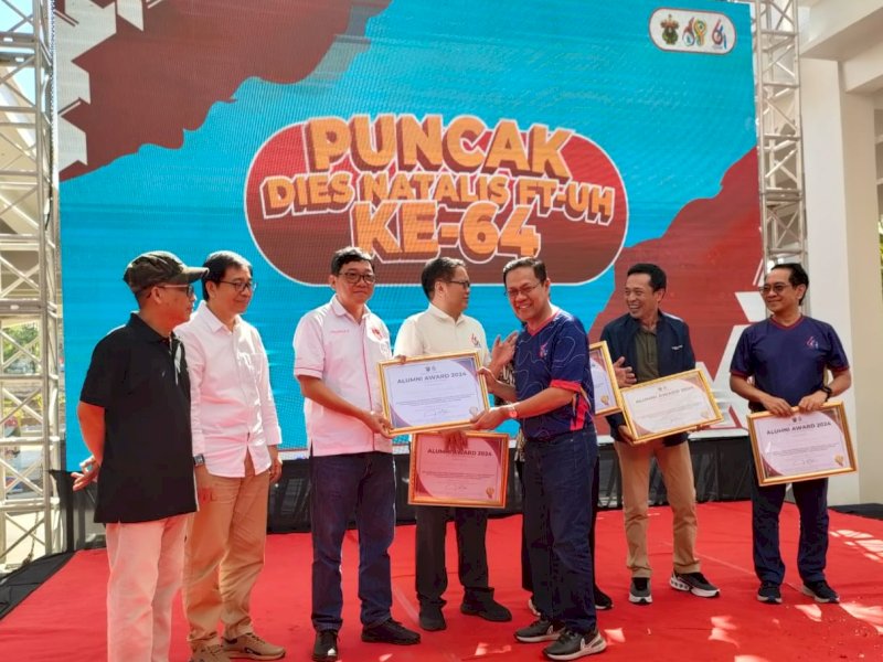 Frederik Victor Palimbong saat menerima Alumni Award dari Fakultas Teknik Unhas. (Foto: IST)