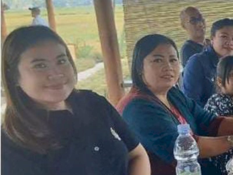 Kedekatan Agata Sampebulu' bersama Agustina Mangande (Istri Bupati Yohanis Bassang)