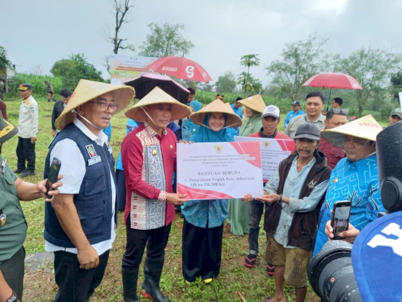 Pj Gubernur Sulsel, Prof. Zudan Arif Fakrulloh turun langsung menyalurkan bantuan pupuk perkebunan. (Foto: IST)