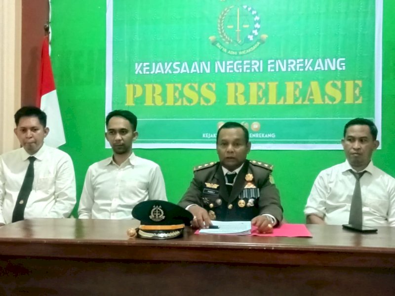 Kejari Enrekang melakukan konferensi pers Putusan Kasasi korupsi bibit kopi. (Foto: IST)