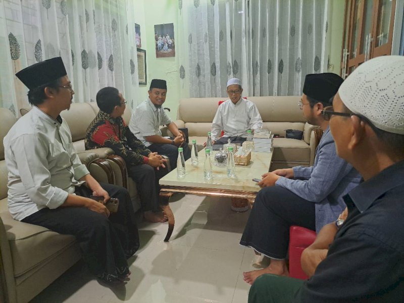 Andi Sudirman Sulaiman menjenguk Rais Syuriah PWNU Sulsel Anre Gurutta KH Baharuddin di kediamannya di Jalan HOS Cokroaminoto, Makassar.