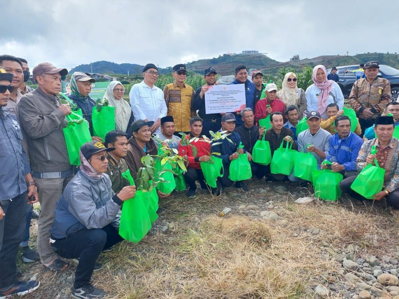 Pj Gubernur Sulsel, Prof. Zudan Arif Fakrulloh turun langsung menyalurkan bantuan bibit kopi. (Foto: IST)