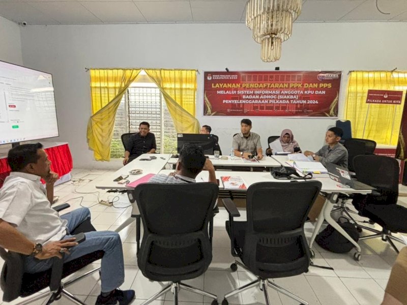 Bawaslu Bone saat mengunjungi KPU Bone memastikan proses vermin persyaratan Bapaslon Bupati dan Wakil Bupati Bone, berjalan sesuai regulasi. (Foto: IST)