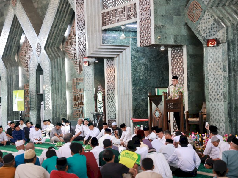 Wali Kota Makassar Moh Ramdhan Pomanto bersama pengurus dan jemaah Masjid Al-Markaz Al-Islami memperingati maulid Nabi Muhammad SAW