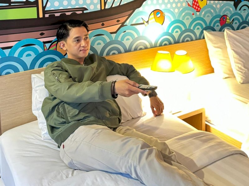 Tamu MaxOne Makassar sedang menikmati fasilitas kamar bertajuk "Your Deals". (Foto: IST)