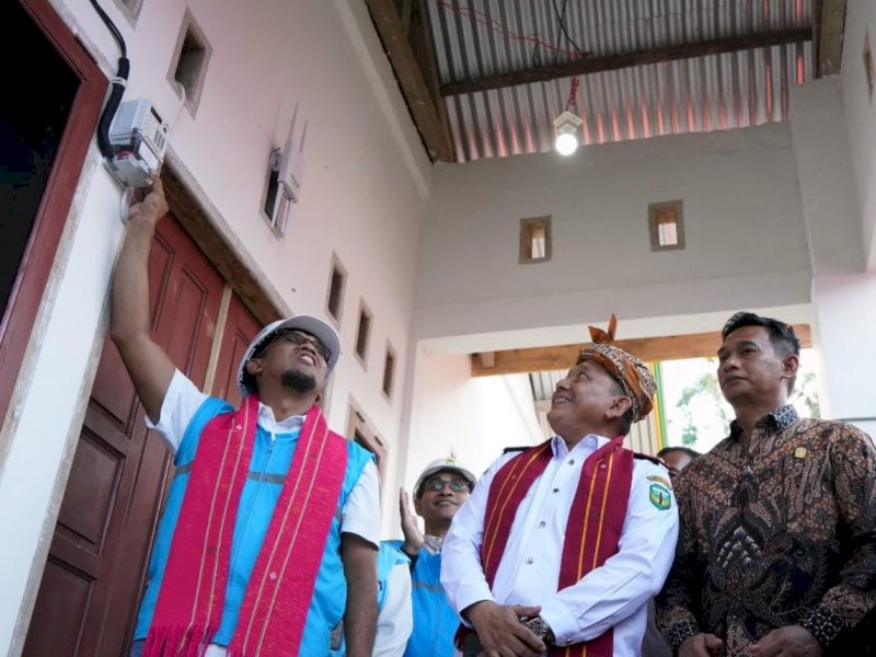 General Manager PLN UID Sulselrabar dan jajaran pemerintah Kabupaten Luwu, menyalakan secara simbolis listrik 24 jam di Desa Ilan Batu Uru. (Foto: IST)