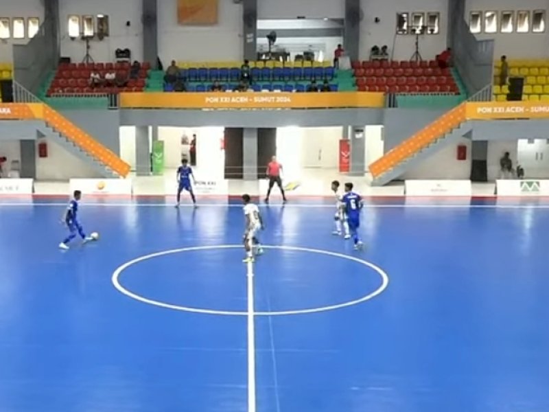 Cuplikan pertandingan tim futsal Sulsel (Jersey putih) melawan Lampung (Jersey Biru). (Foto: INT)