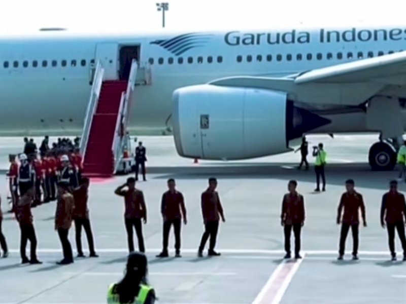 Detik-detik keberangkatan Paus Fransiskus di Bandara Internasional Soekarno-Hatta menuju Papua Nugini menggunakan pesawat komersil Garuda Indonesia. (Foto: INT)