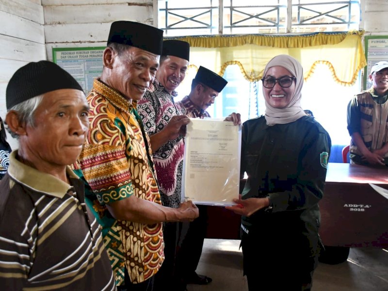 Bupati Luwu Utara, Indah Putri Indriani menyerahkan sertifikat tanah elektronik secara simbolis. (Foto: IST)