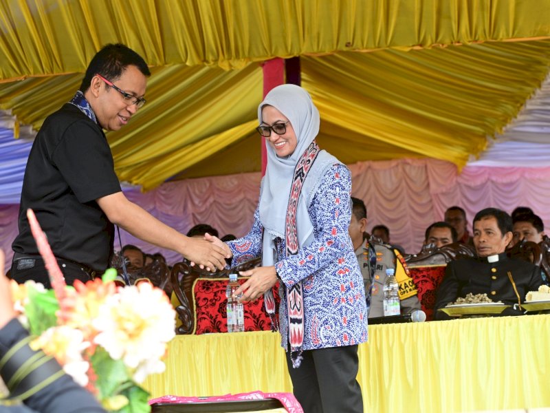 Bupati Luwu Utara, Indah Putri Indriani saat menghadiri pentahbisan Gereja Toraja di Sekolah disambut Ketua BPS Gereja Toraja, Alfred Anggui. (Foto: IST)