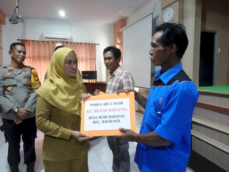 Bupati Luwu Utara, Indah Putri Indriani menyerah secara simbolis alsintan. (Foto: IST)