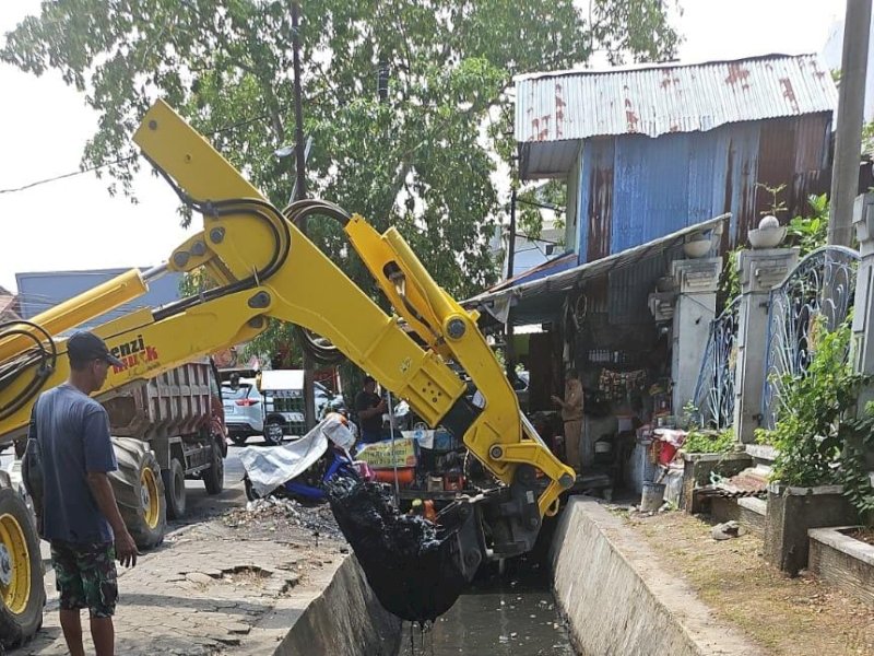 Unit spider excavator dan empat dump truk tengah melakukan pekerjaan normalisasi saluran sekunder. (Foto: IST)