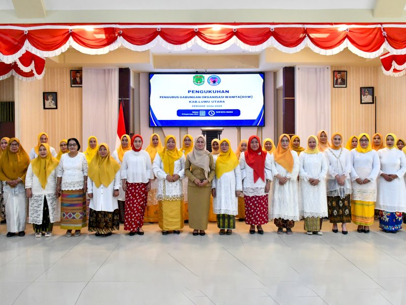 Bupati Luwu Utara, Indah Putri Indriani mengukuhkan pengurus GOW. (Foto: IST)