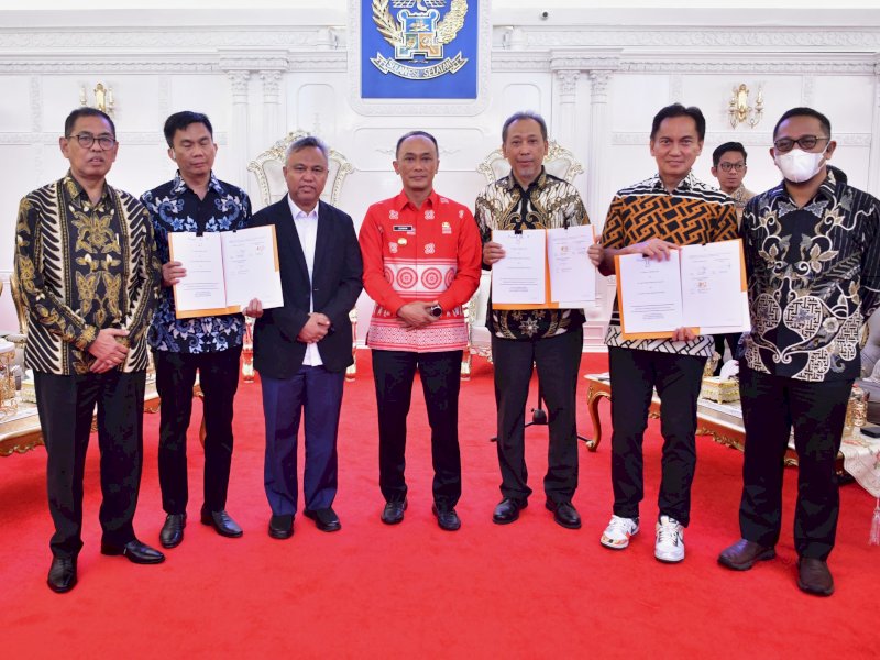 Penandatanganan MoU antara PT Antam Tbk, PT Luwu Timur Gemilang, dan PT SCI mengenai oerjanjian pendirian perusahaan patungan tambang. (Foto: IST)